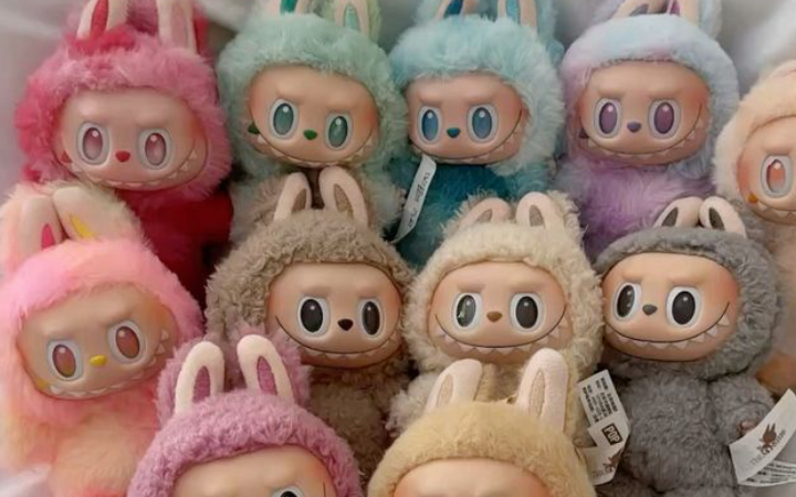 Penampakan boneka Labubu yang sempat menjadi tren global namun kini harganya mulai menurun karena pasokan meningkat. Pinterest.com