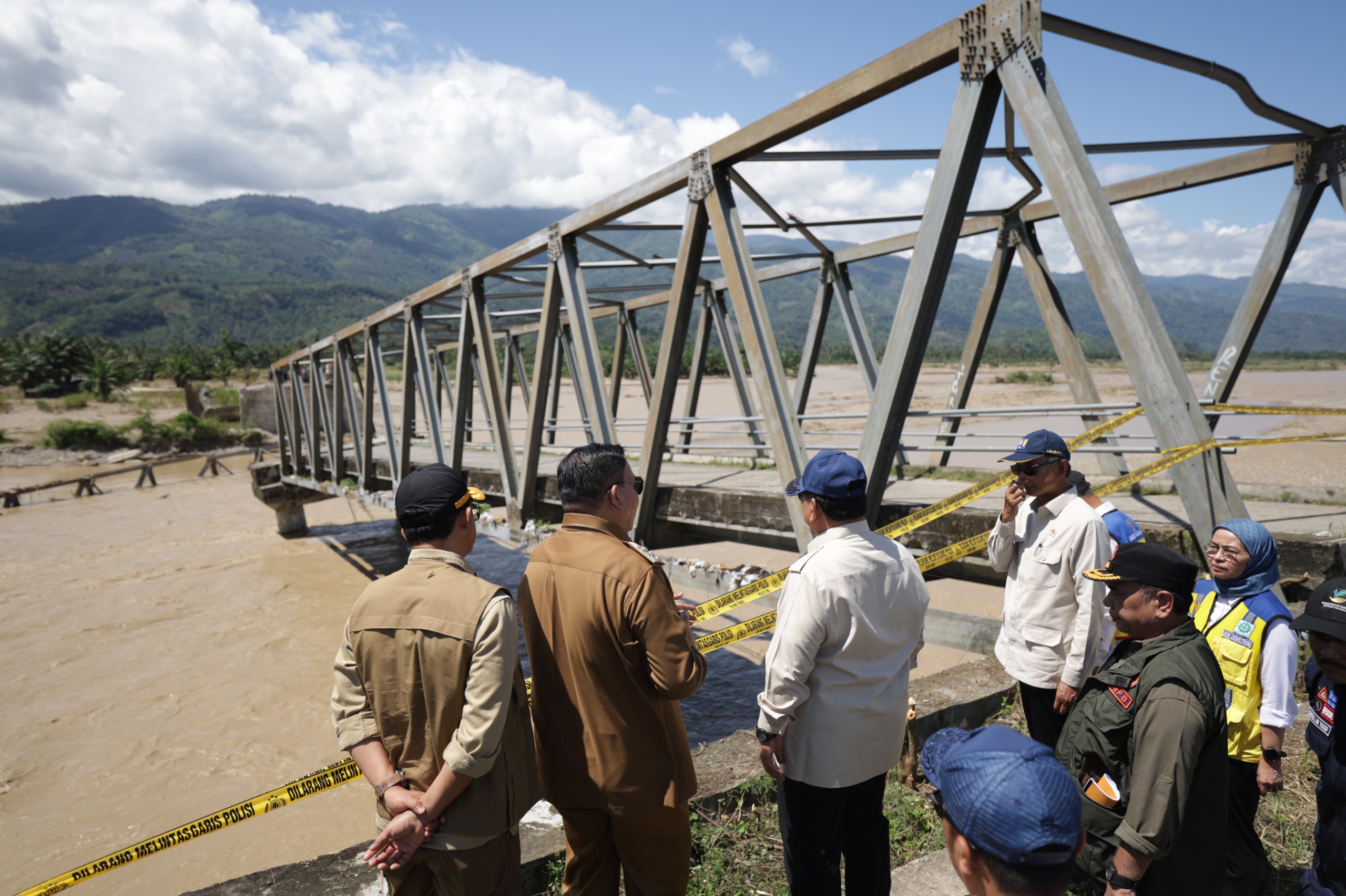 Presiden RI Prabowo Subianto meninjau langsung penanganan bencana di wilayah Tapanuli Tengah, Sumatera Utara, Senin (1/12/2025).