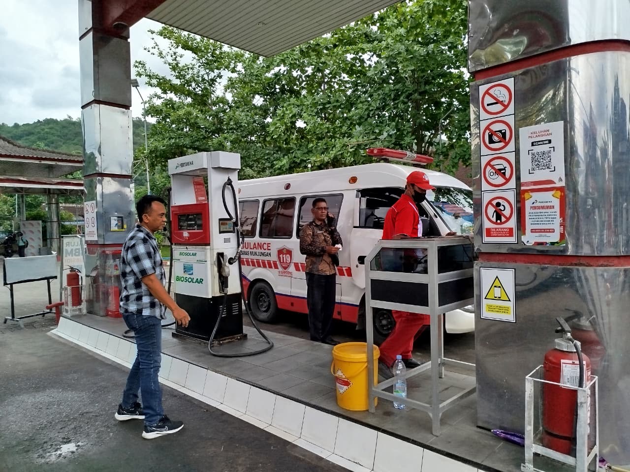 Ambulans salah satu kendaraan prioritas yang bisa mengisi BBM jenis bio solar di Trenggalek, kendati stok tinggal sedikit.