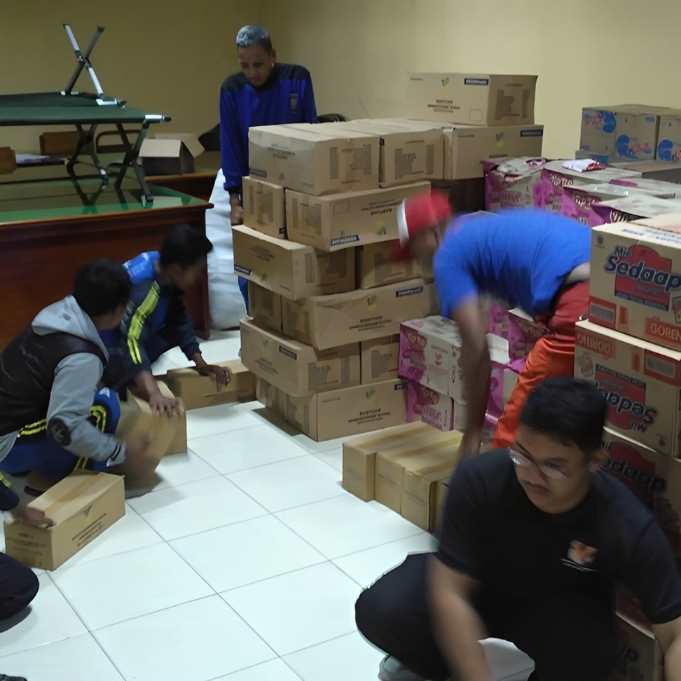 Petugas Tagana Kabupaten Trenggalek ketika merapikan  barang-barang untuk donasi korban bencana di Sumatera.
