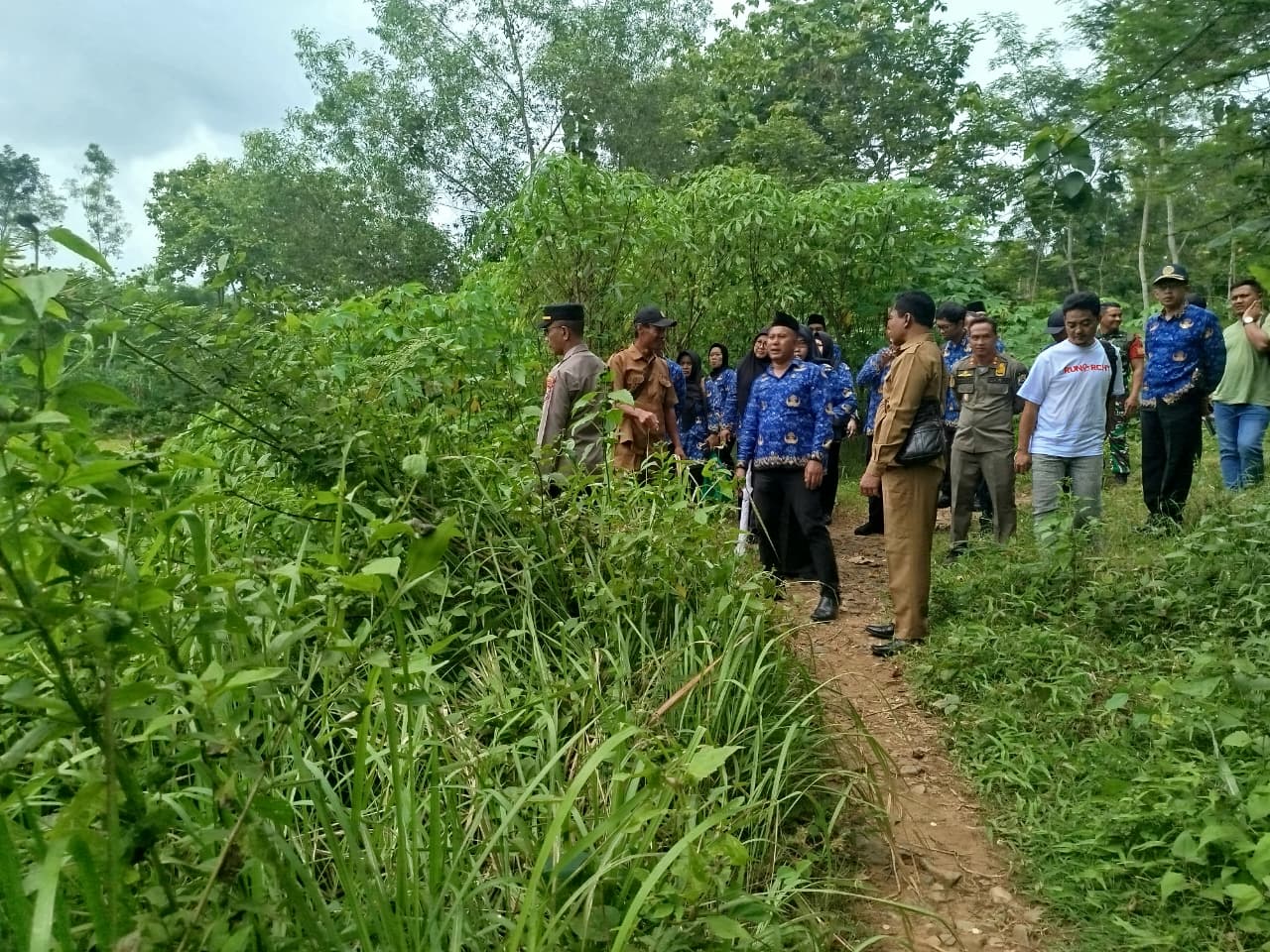 Tim Pemkab saat ke lokasi tambang di Desa Ngentrong, Kecamatan Karangan, Kabupaten Trenggalek  yang pengoprasiannya kembali di tolak warga karena terjadi pelanggaran teknis.