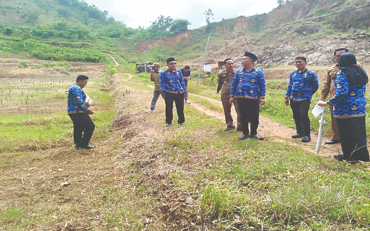 Asisten II Sekda Trenggalek Cusi Kurniawati, bersama tim ketika meninjau tambang galian C di wilayah Desa Ngentrong, Kecamatan Karangan, Kabupaten Trenggalek.