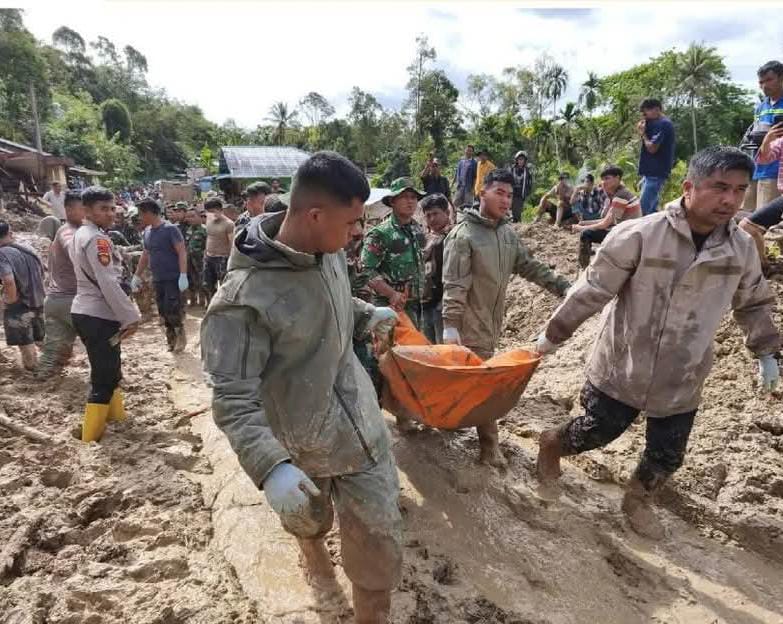 Tim Gabungan ketika mengevakuasi korban jiwa di Sumatera. BNPB terus lakukan update data terkait jumlah korban.