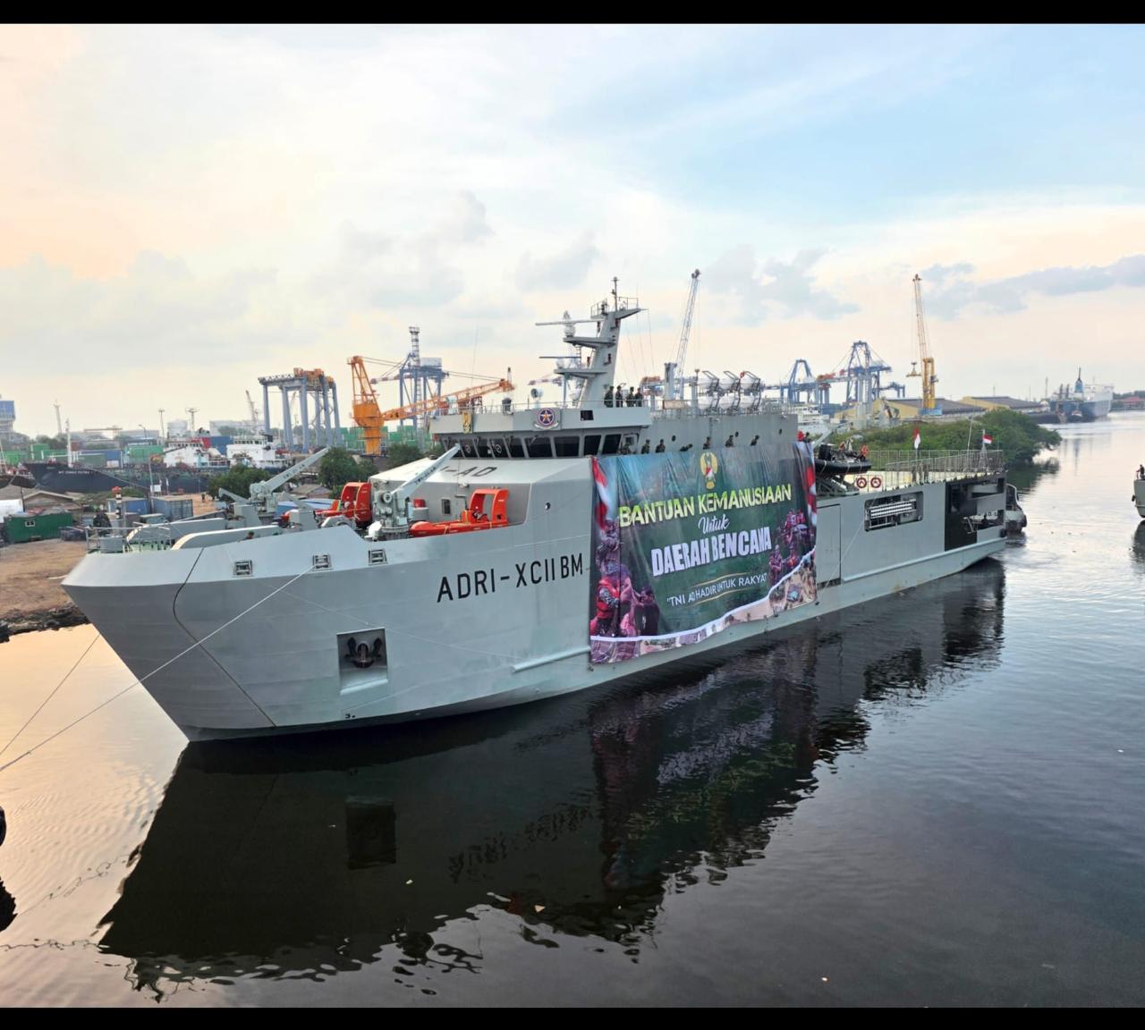 Kapal ADRI XCII-BM resmi diberangkatkan dari Dermaga Satangair Pusbekangad, Tanjung Priok, Jakarta, Selasa (2/12/2025). Kapal berisi logistik untuk membantu korban bencana di Sumatera.