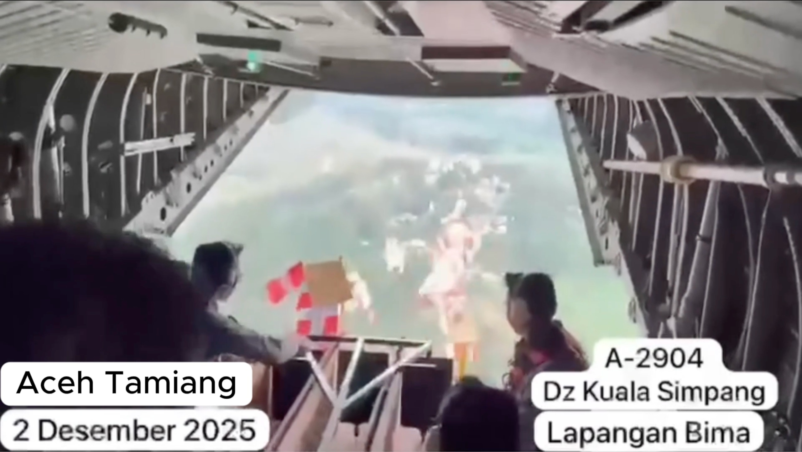Helikopter MI-17 V5 bernomor registrasi HA-5157 dari Lanud Sultan Iskandar Muda, mengirimkan bantuan, Selasa (2/12/2025).
