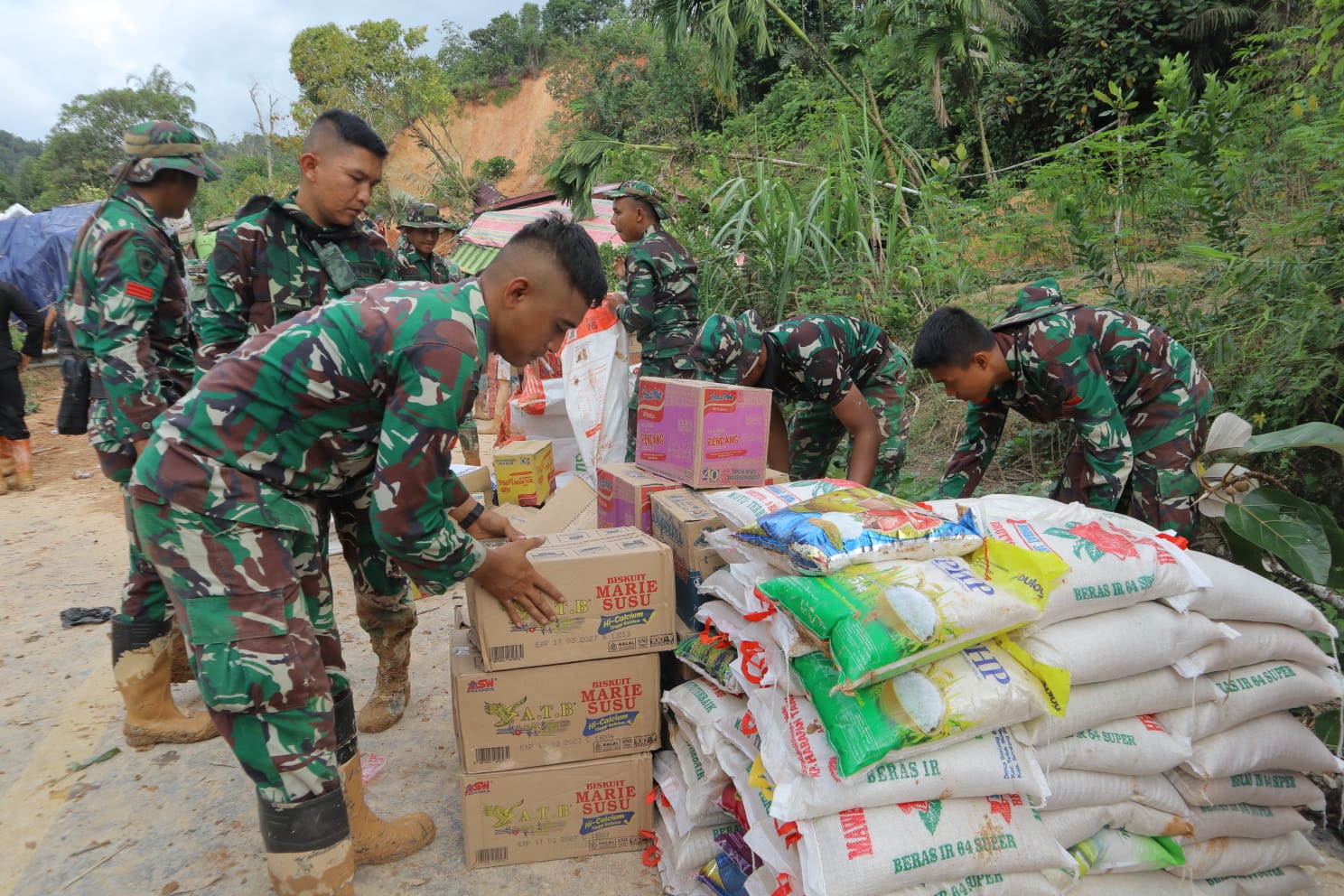 Prajurit Satgas Yonif 122/Tombak Sakti (TS) Kodam I/BB&nbsp;berjalan kaki sekitar lima kilometer untuk menyalurkan bantuan logistik ke Desa Naga Timbul, Desa Mompang, dan Desa Mardame.