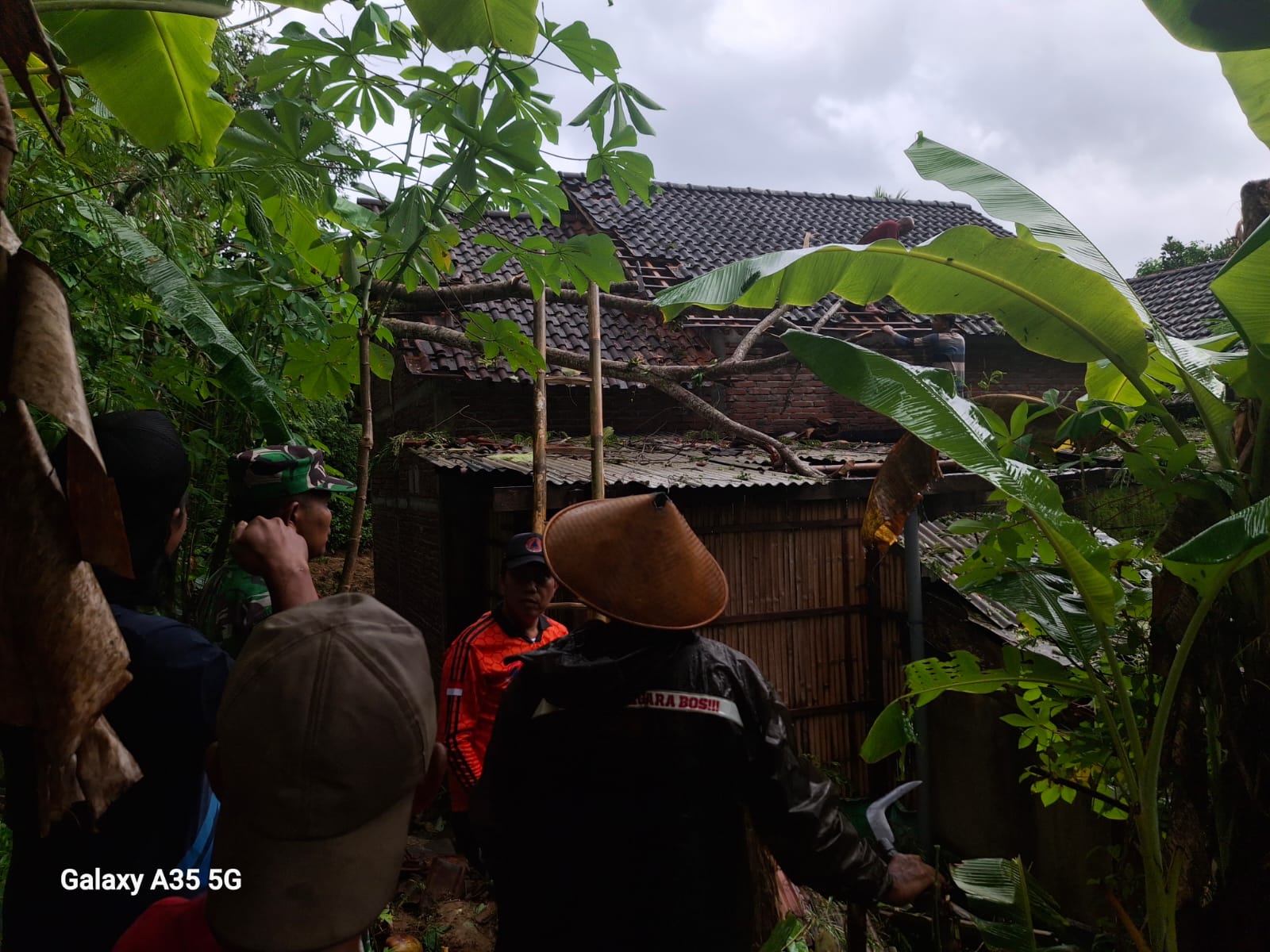 BPBD Trenggalek bersama lintas sektor melakukan pengecekan terhadap rumah warga dan fasilitas umum yang rusak akibat angin kencang, Rabu (3/12/2025).