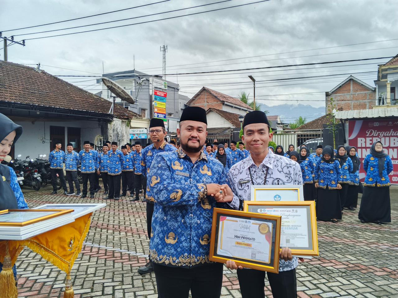 Camat Munjungan Yusuf Widharto, S.STP., M.AP memberikan penghargaan dan apresiasi kepada Yoni Priyanto, guru SDN 2 Besuki Munjungan, Kamis (4/12/2025).