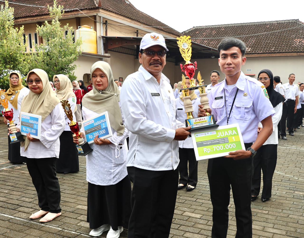 Kepala Dinas Pendidikan Pemuda dan Olahraga (Dikpora) Kabupaten Trenggalek Agoes Setiyono memberikan penghargaan dan apresiasi kepada Yoni Priyanto, guru SDN 2 Besuki Munjungan.