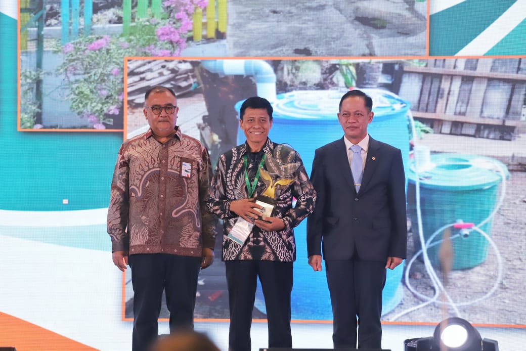 Kepala Desa Karanganyar, Kuslan, mengharumkan nama Kabupaten Trenggalek dengan meraih Penghargaan Proklim Kategori Utama tingkat nasional dari KLHK, Senin (1/12/2025).&nbsp;