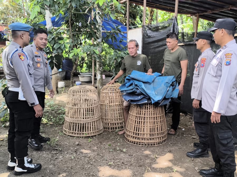 Tim Polres Trenggalek ketika menertibkan arena sabung ayam di wilayah Desa/ Kecamatan Pogalan.