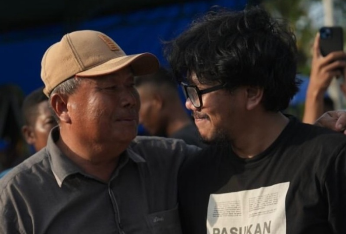 Ferry Irwandi memberikan laporan langsung dari lokasi banjir Sumatera yang masih tergenang air dan dipenuhi puing bangunan. Instagram / @irwandiferry