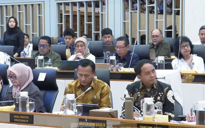 Suasana rapat kerja Komisi IV DPR RI bersama jajaran Kementerian Kehutanan yang membahas penanganan bencana di Sumatera. (Tangkapan Layar YouTube)