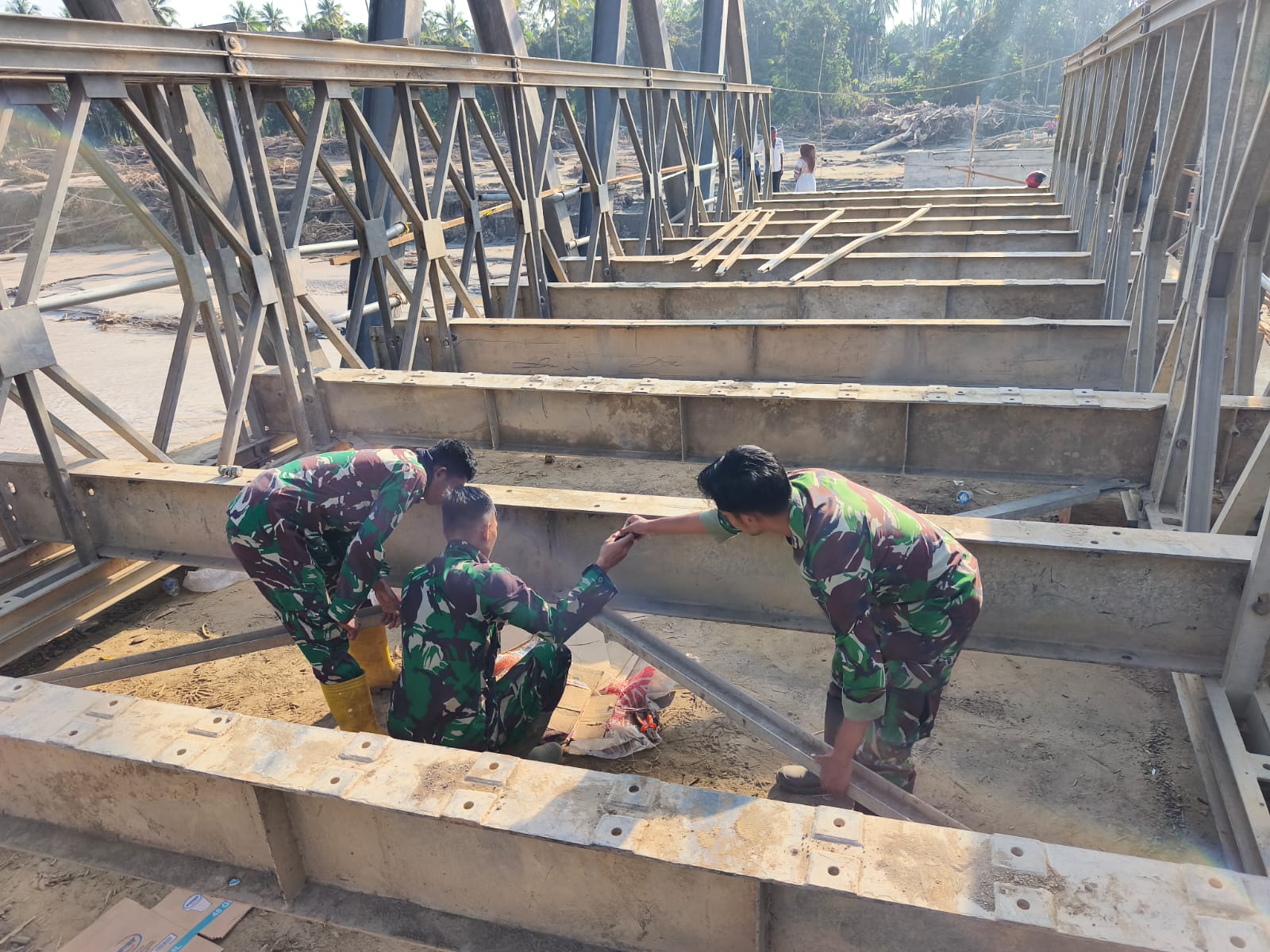 TNI Angkatan Darat terus mempercepat upaya pemulihan pascabencana di Provinsi Aceh setelah banjir merusak sejumlah jembatan.