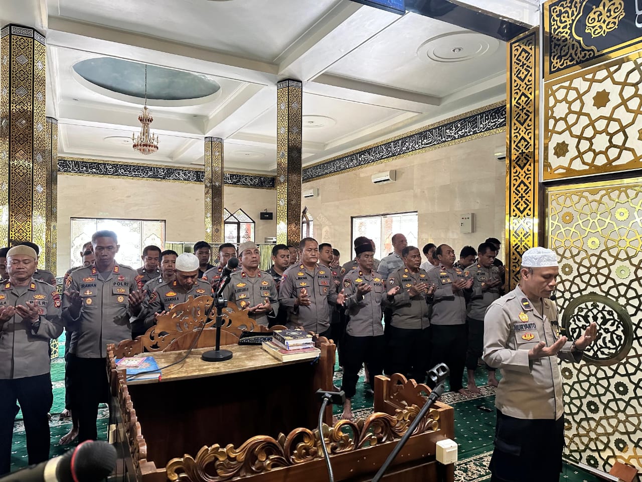 Polres Bulukumba menggelar salat gaib untuk mendoakan para korban yang meninggal dunia akibat banjir di Provinsi Aceh, Sumatera Utara, Sumatera Barat, serta erupsi Gunung Semeru di Jawa Timur.
