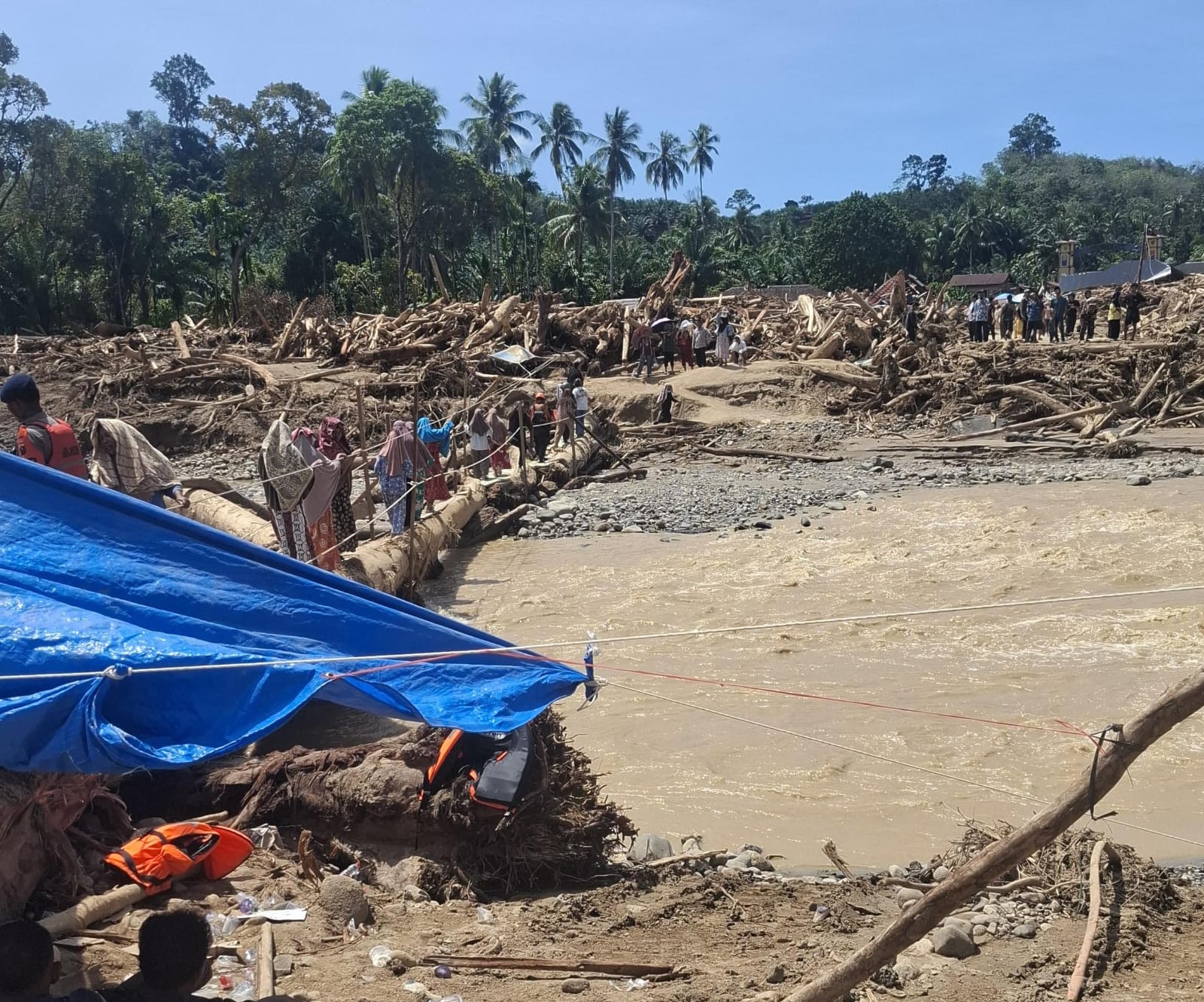 Dampak bencana banjir dan longsor yang terjadi di Sumatra Utara, Sumatra Barat, dan Aceh, menimbulkan korban jiwa tidak sedikit.