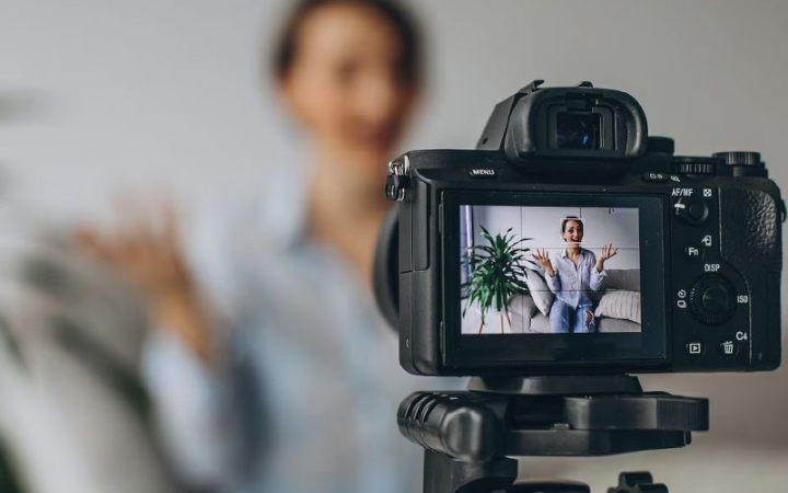 Suasana proses produksi konten digital yang menunjukkan kreativitas dan dinamika industri hiburan berbasis media sosial.