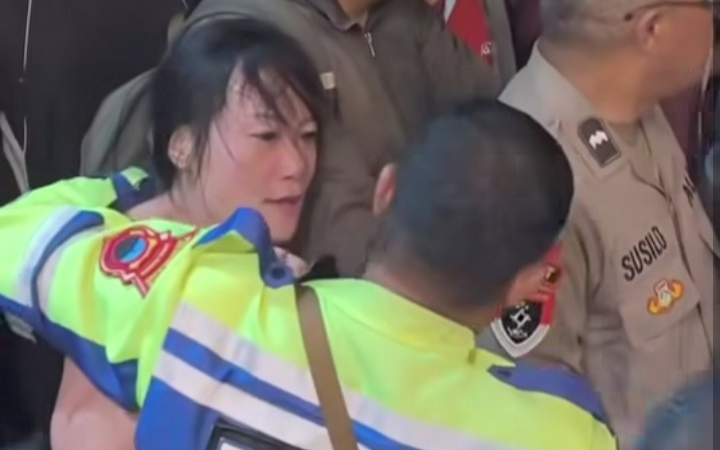 Petugas mengamankan WNA asal China yang mengamuk usai menabrak dua motor di Semarang. (Tangkapan Layar dari Instagram)