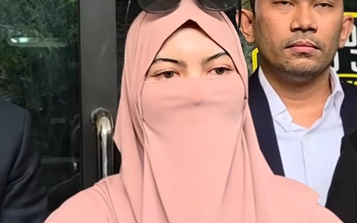 Wardatina Mawa saat memberikan pernyataan usai menjalani pemeriksaan di Polda Metro Jaya. Tangkap Layar Tiktok
