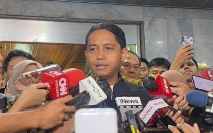 Menteri Kehutanan Raja Juli Antoni saat memberikan keterangan terkait izin pemanfaatan hutan dan penanganan banjir di Sumatera. Tangkap Layar