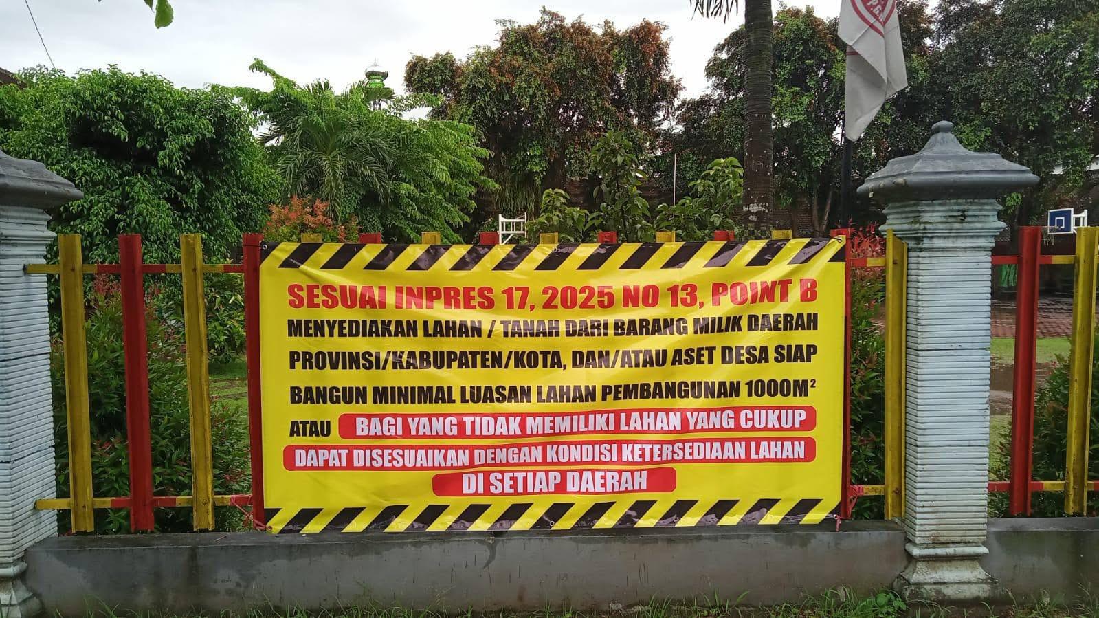 Wali murid SDN 1 Gondang, Kecamatan Tugu, Kabupaten Trenggalek, menyuarakan penolakan terhadap rencana pembangunan Koperasi Desa Merah Putih (KDMP) di halaman sekolah.