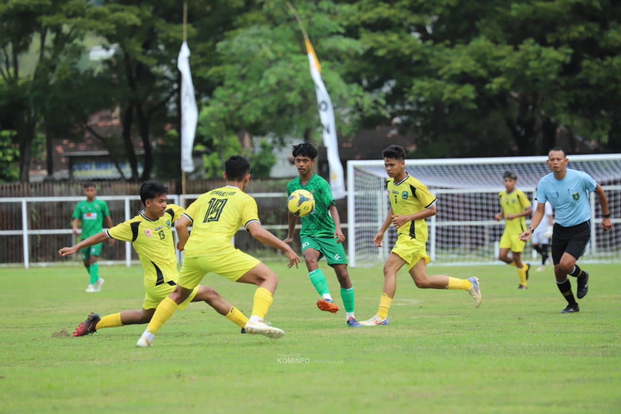 Pemain Persiga Trenggalek (hijau-hijau) yang seharusnya mengikuti Liga 4 Jatim namun tidak mendaftar.