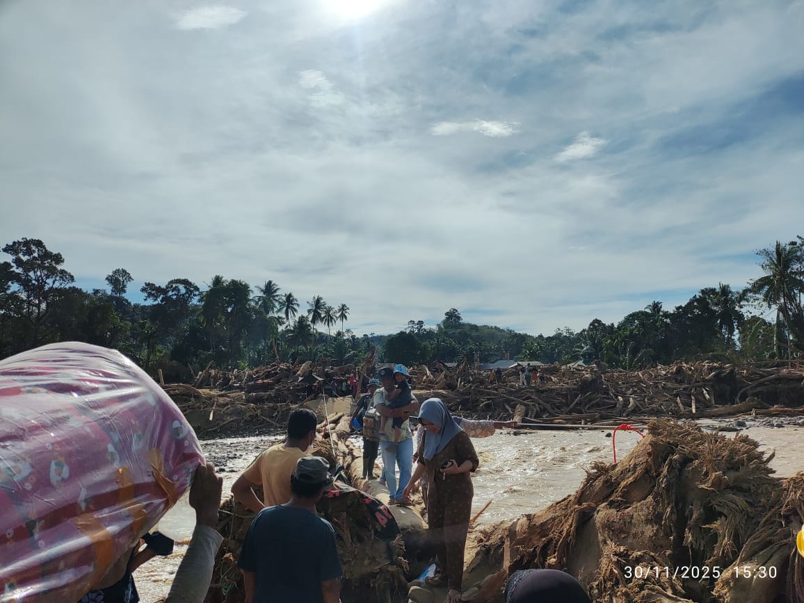 Menteri Lingkungan Hidup, Hanif Faisol Nurofiq menghentikan sementara operasional tiga perusahaan yang beraktivitas di wilayah hulu sungai&nbsp;Batang Toru.
