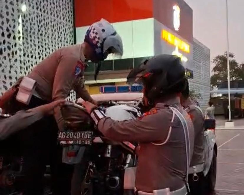 Satlantas Polres Trenggalek ketika melakukan pengamanan kendaraan yang terjaring dalam razia balap liar di wilayah Desa Widoro, Kecamatan Gandusari.