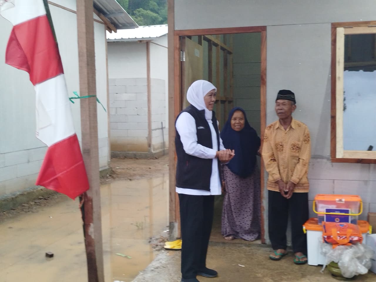 Gubernur Jawa Timur, Khofifah Indar Parawansa meninjau lokasi huntara di wilayah Desa Ngrandu, Kecamatan Suruh, Kabupaten Trenggalek, yang ditempati 27 warga.