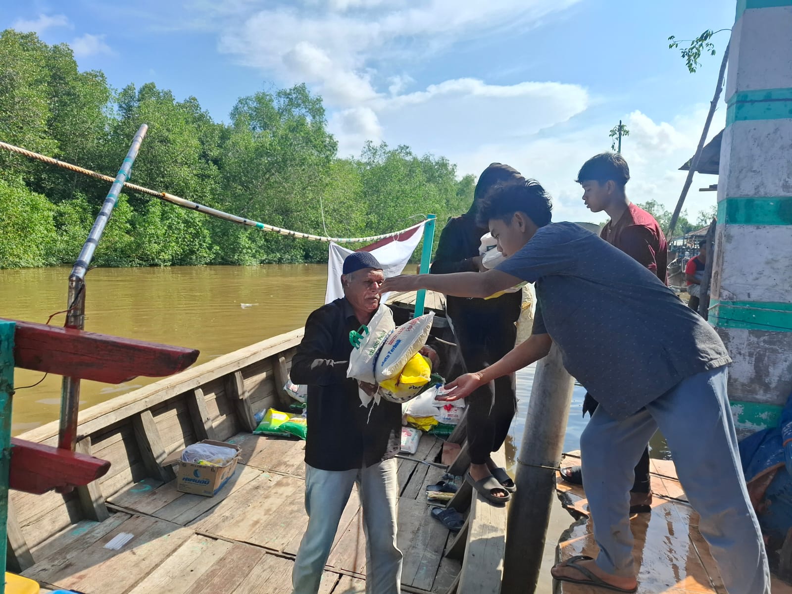 Banjir besar yang melanda kawasan Tanjung Pura, Kabupaten Langkat, tidak menghalangi relawan untuk beri bantuan.