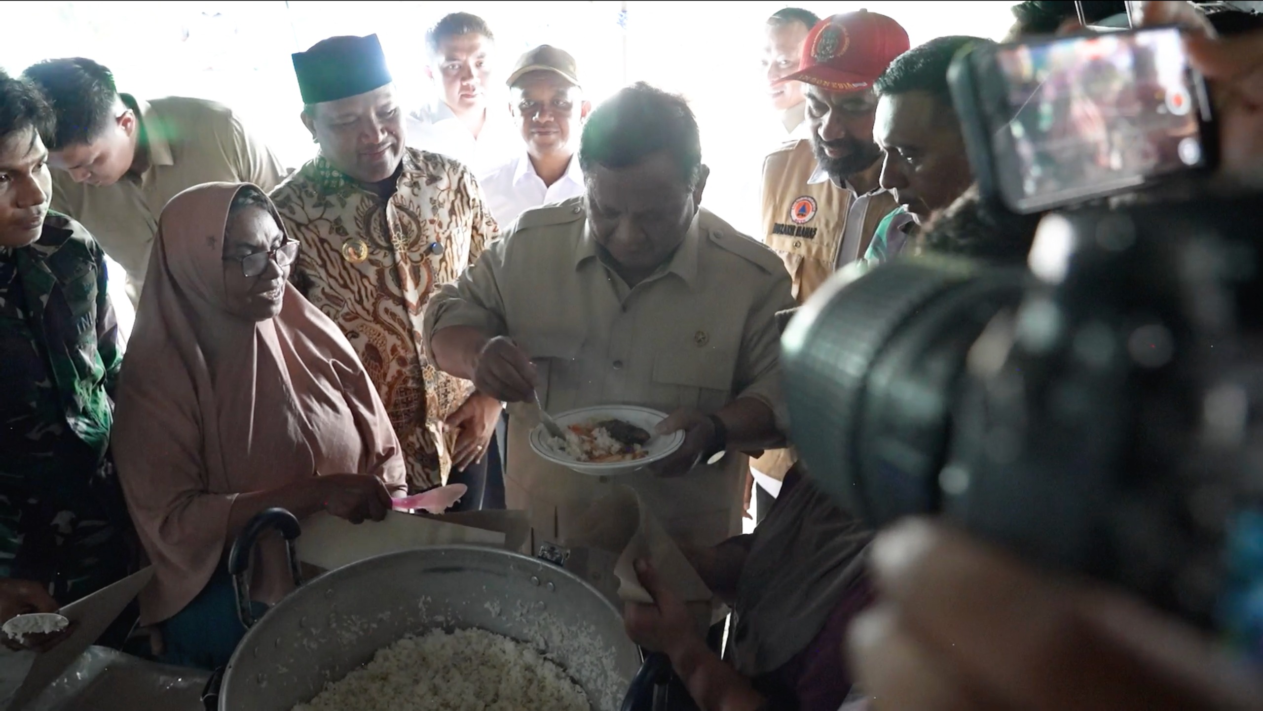 Presiden Republik Indonesia Prabowo Subianto&nbsp;memastikan kualitas dan kecukupan gizi makanan bagi para warga di Posko Pengungsian Bencana Desa Balee Panah, Aceh, Senin (7/12/2025).