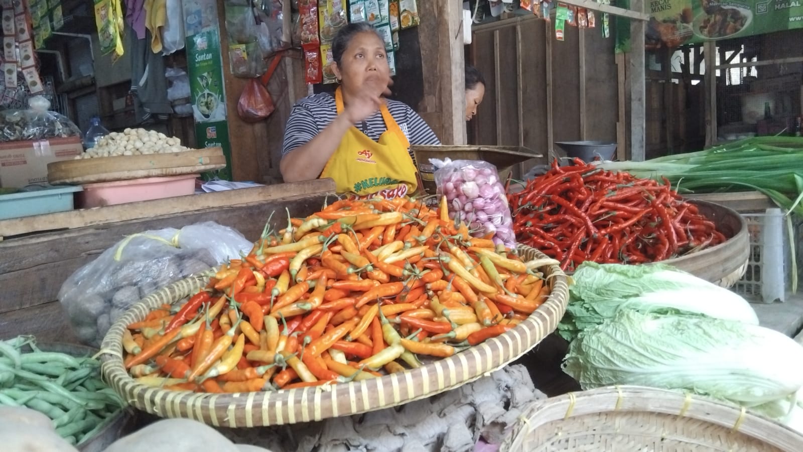 Harga cabai di Pasar Basah Trenggalek cenderung naik saat ini. Namun sejumlah kebutuhan pokok lain tetap stabil.