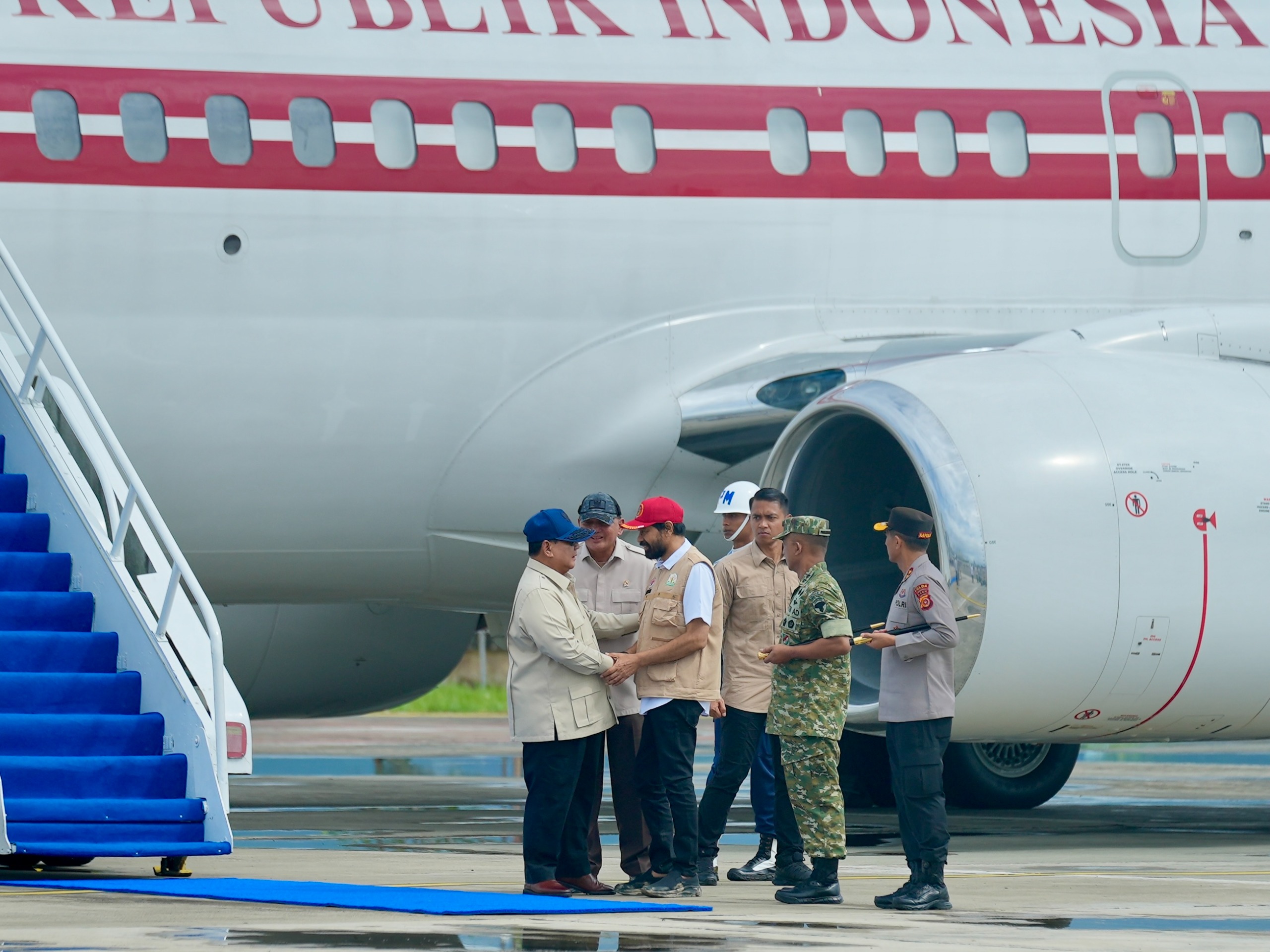 Presiden Republik Indonesia Prabowo Subianto tiba di Lanud Sultan Iskandar Muda pada pukul 10.20 WIB untuk peninjauan langsung kedua kalinya&nbsp;Minggu (7/12/2025).