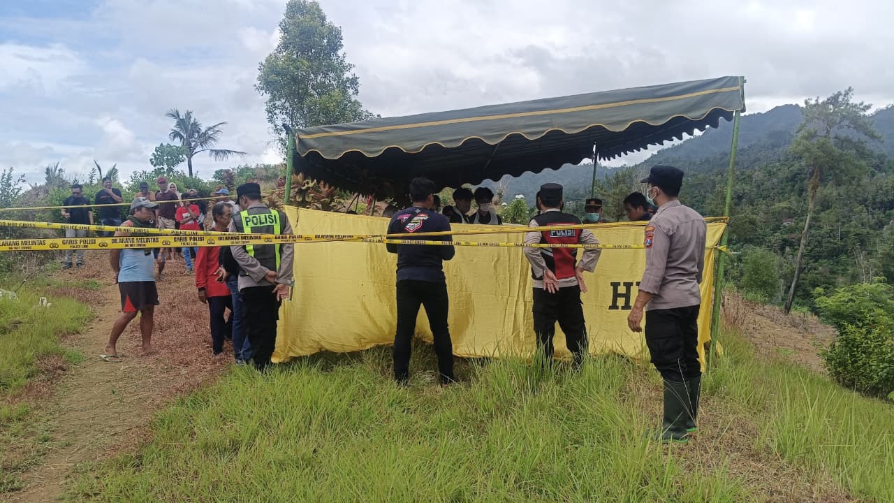 Warga Dusun Dayu Dulur, Desa Terbis, Kecamatan Panggul, Kabupaten Trenggalek, digegerkan dengan penemuan mayat bayi laki-laki di dalam karung, Jumat (5/12/2025) sore. Polisi kini lakukan penyelidikan.