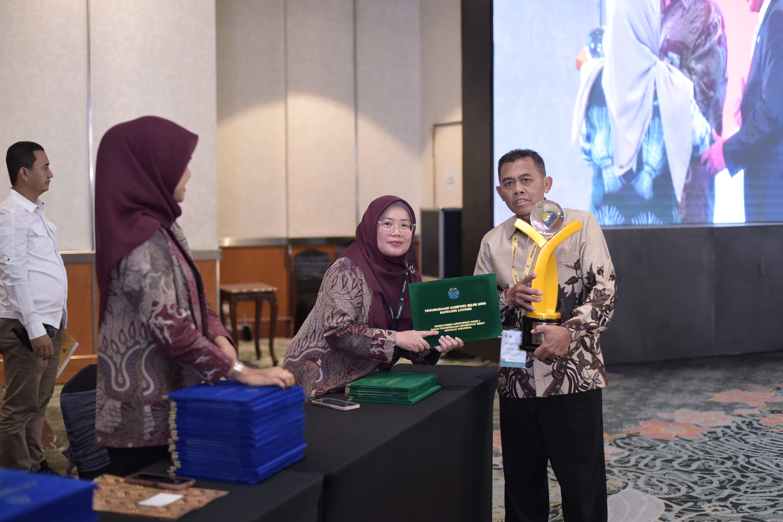 Kepala Desa Gading, Wiryanto, menerima penghargaan kategori ProKlim Lestasi dari KLH, Senin (1/12/2025). Prestasi ini merupakan kebanggaan dan mengharumkan Trenggalek di kancah nasional.