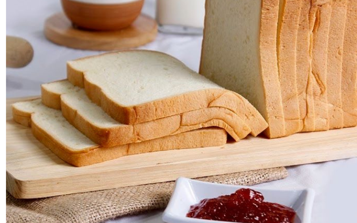 Roti tawar homemade dengan tekstur lembut dan aroma hangat kini bisa dibuat di rumah dengan langkah yang tepat.