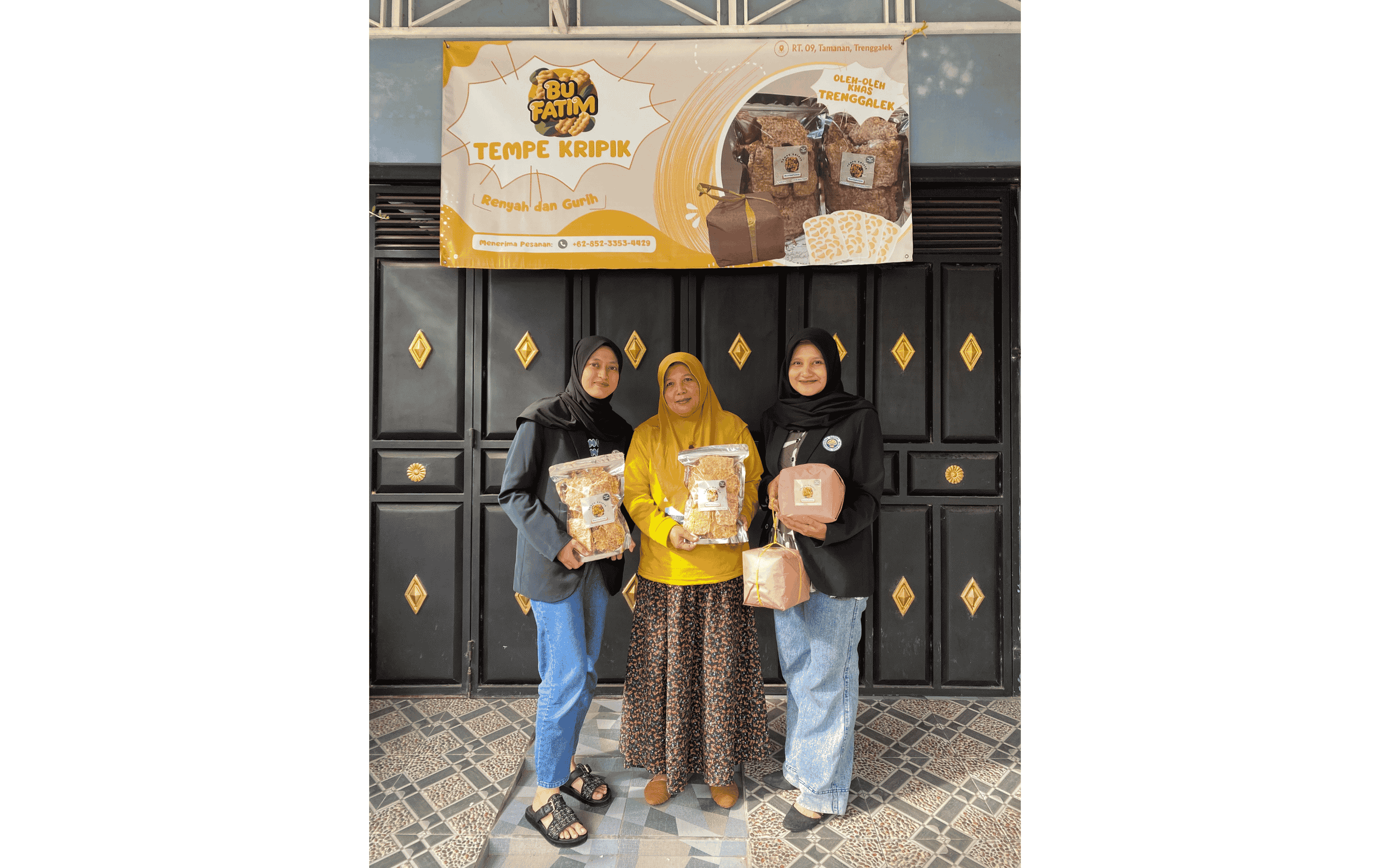 Mahasiswa Pascasarjana Universitas Negeri Malang (UM) lakukan pendampingan pelaku usaha&nbsp;Tempe Kripik Bu Fatim&nbsp;di Desa Tamanan, Kabupaten Trenggalek, Jawa Timur.