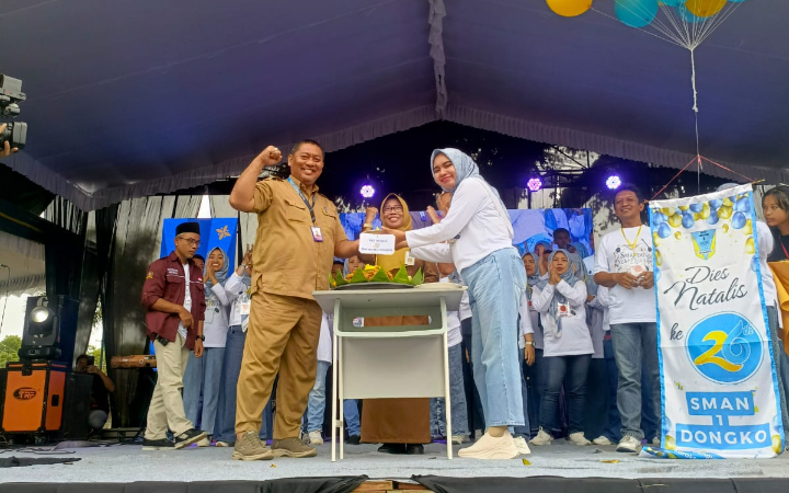 Kepala Cabdin Pendidikan Jatim wilayah Tulungagung Trenggalek, Sindhu Widyabrata potong tumpeng sebagai pembuka acara dan diserahkan ke Kepala SMAN 1 Dongko Ary Muhsinin.