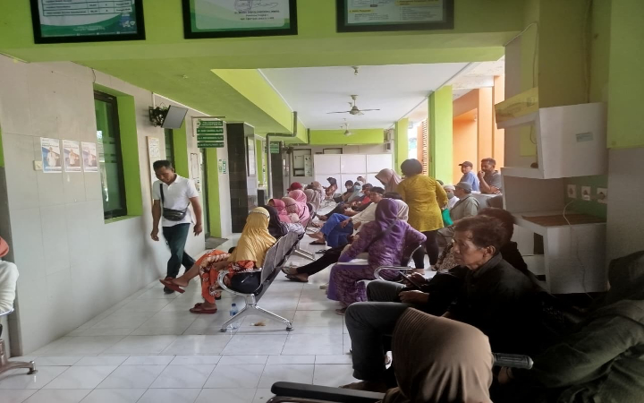 Pasien di RSUD dr Soedomo Trenggalek ketika akan mendaftarkan pelayanan rawat jalan. Namun banyak dari mereka yang BPJS Kesehatan nonaktif.