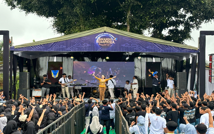 Dies Natalis Ke-26 SMAN 1 Dongko Trenggalek diisi dengan beragam kegiatan menarik, termasuk menghadirkan bintang tamu utama, Rina Aditama, pesinden serbabisa, Selasa (9/12/2025).