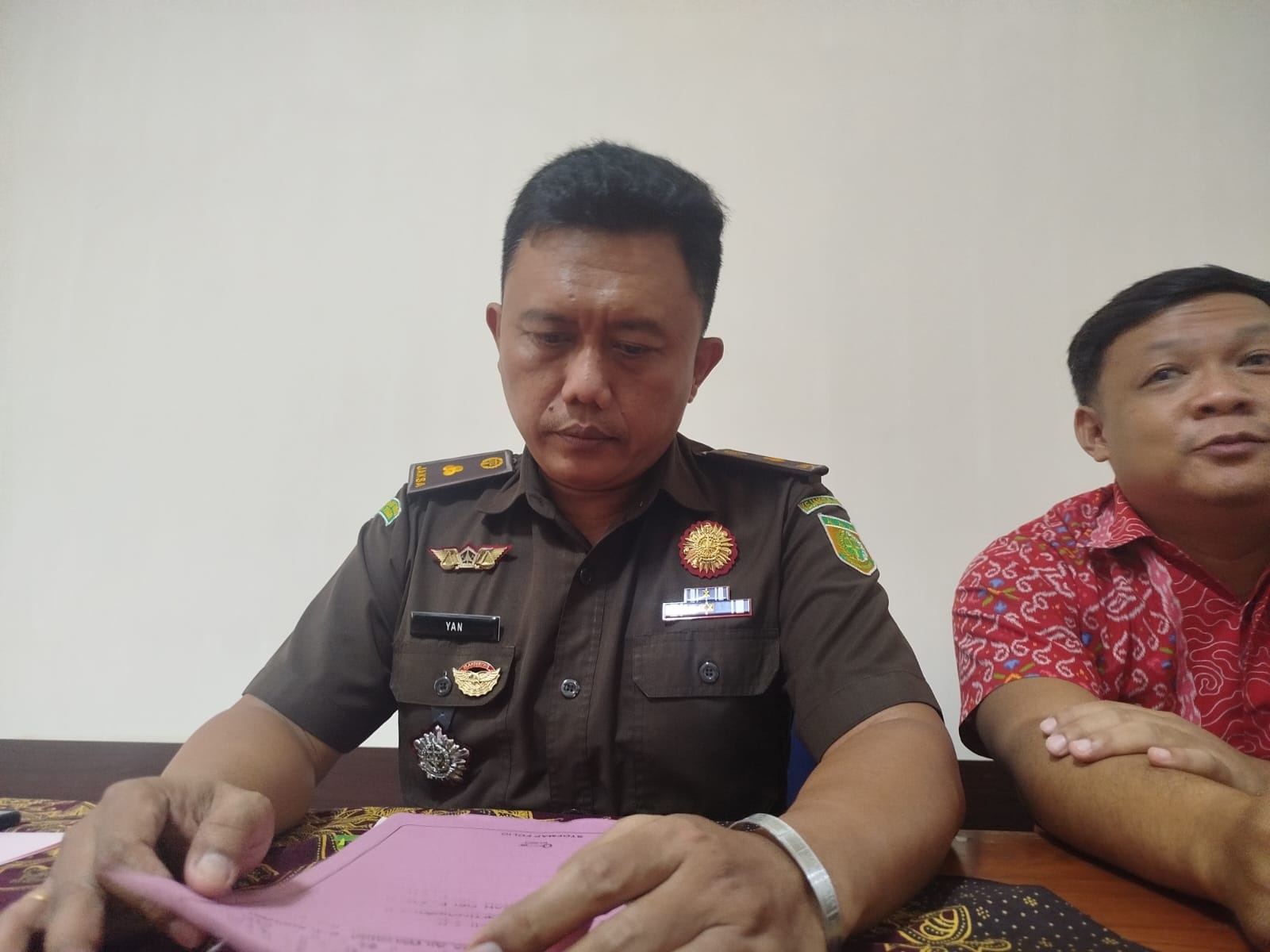 Kasi Pidana Umum Kejari Trenggalek, Yan Subiyono, ketika memberikan keterangan terkait berkas penanganan kasus penganiayaan guru SMPN 1 Trenggalek.&nbsp;&nbsp;