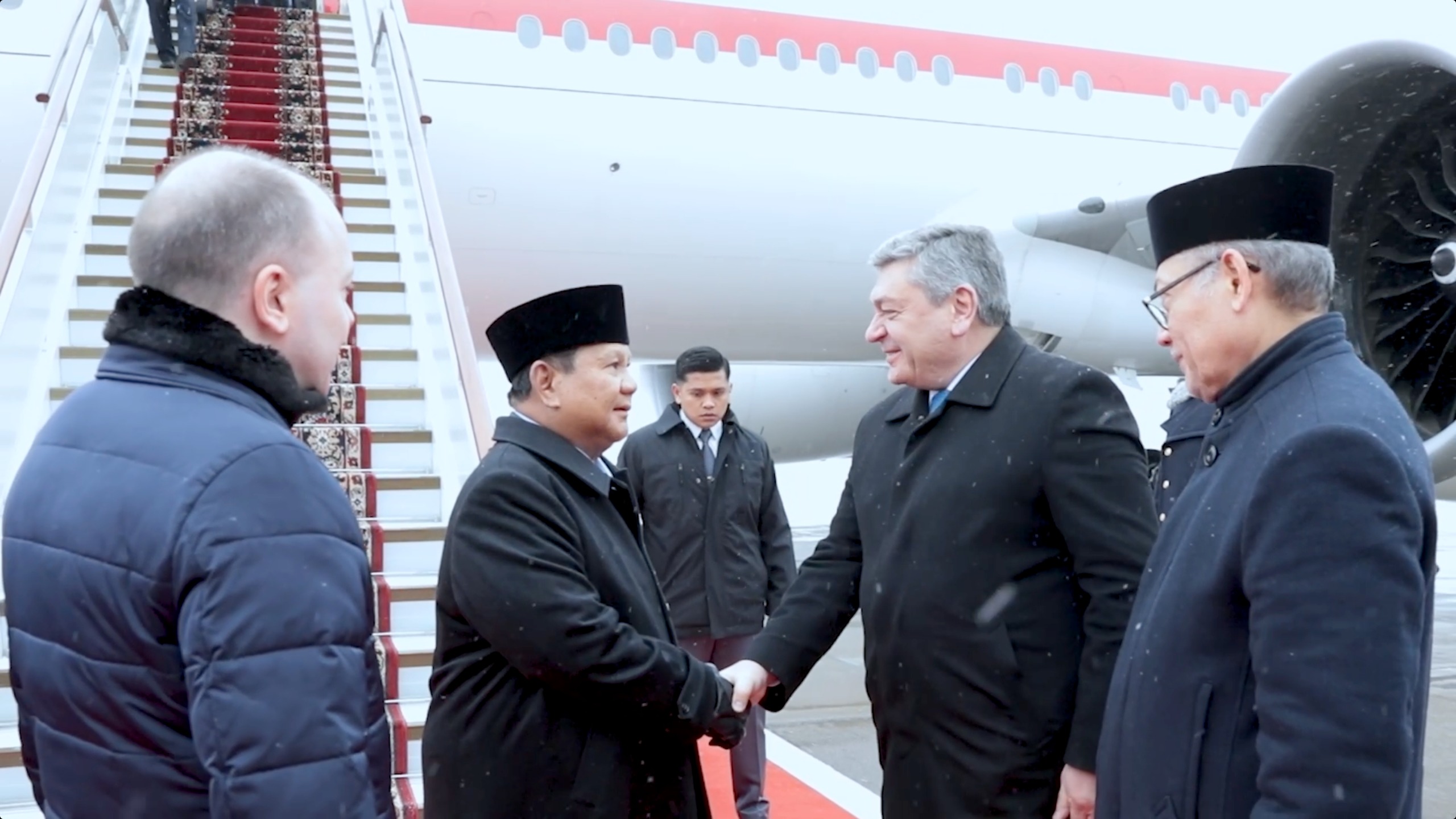 Presiden RI Prabowo Subianto tiba di Bandara Vnukovo, Moskow, Rusia pada Rabu (10/12/2025) pukul 10:50 waktu setempat, atau pukul 14:50 waktu Indonesia bagian barat.