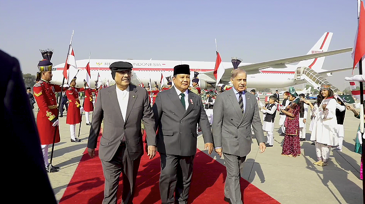 Presiden Republik Indonesia Prabowo Subianto dan Perdana Menteri Pakistan Muhammad Shehbaz Sharif dalam kunjungan resmi Presiden RI ke Pakistan, Selasa (9/12/2025).