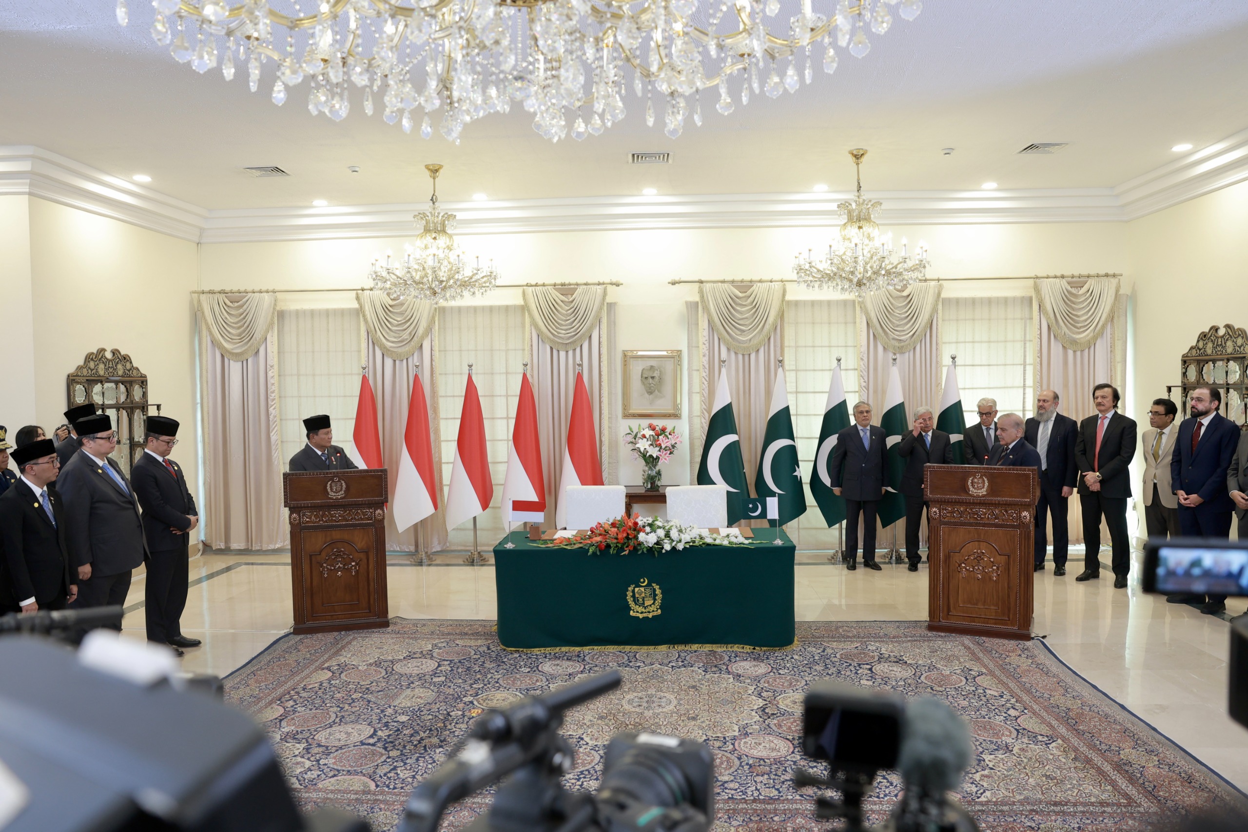 Presiden Prabowo dalam pernyataan bersama dengan PM Pakistan Shehbaz Sharif di Islamabad, Selasa (9/12/2025).