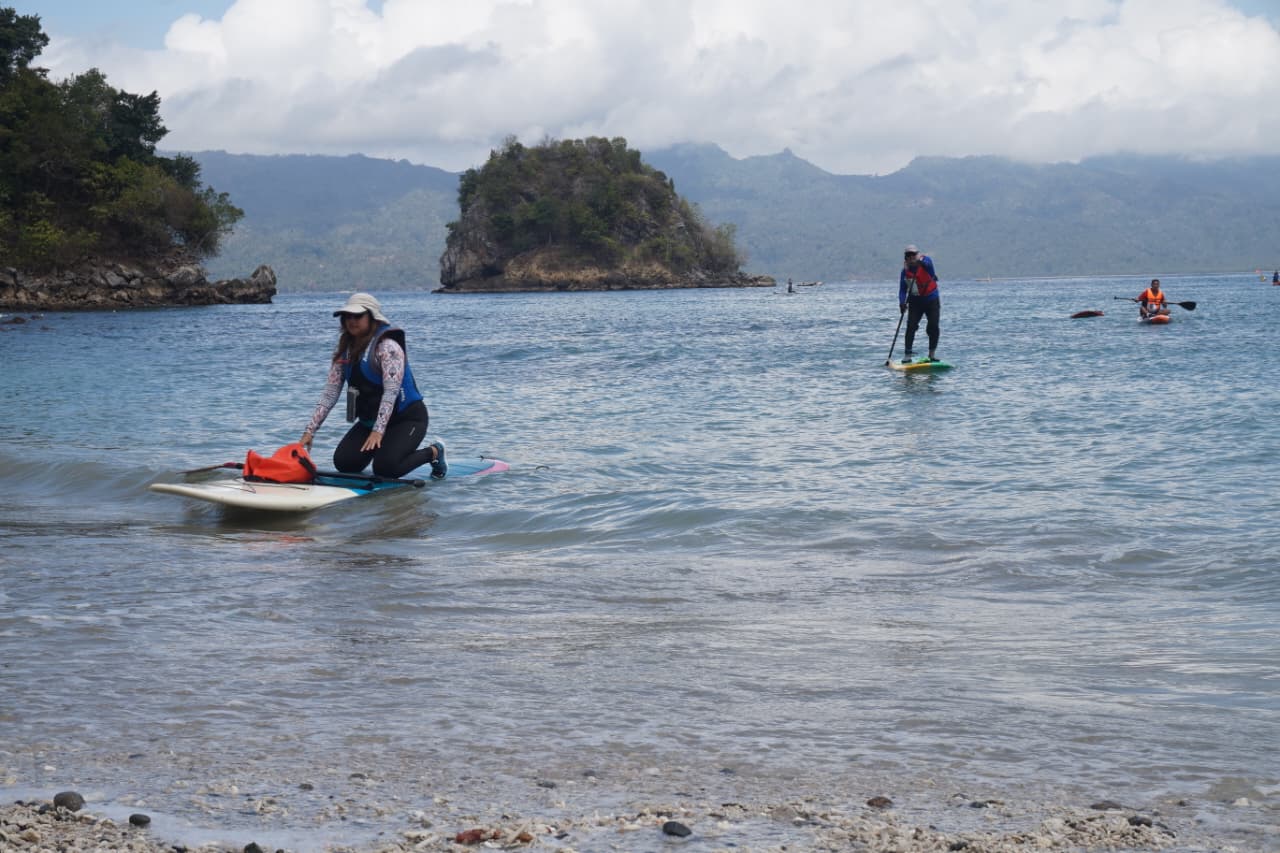 Wisatawan sedang melakukan kegiatan di Pantai Mutiara Trenggalek yang juga pendapatannya turun pada 2025 ini.