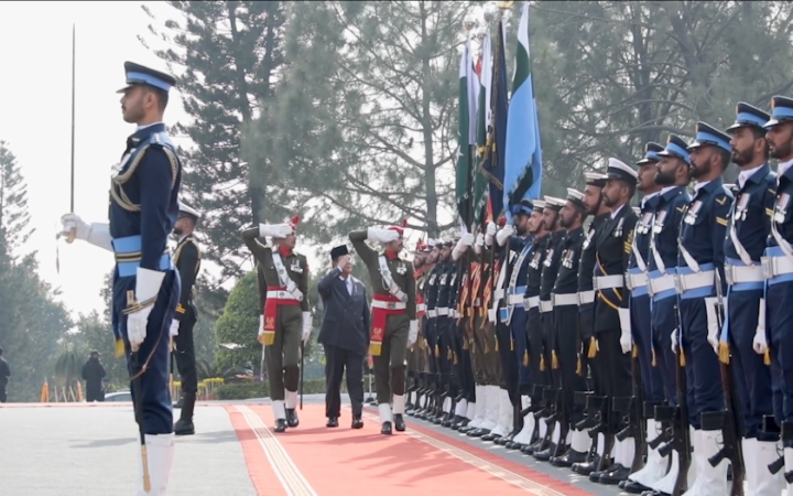 Presiden Republik Indonesia Prabowo Subianto dan Perdana Menteri Pakistan Muhammad Shehbaz Sharif dalam kunjungan resmi Presiden RI ke Pakistan, Selasa (9/12/2025).