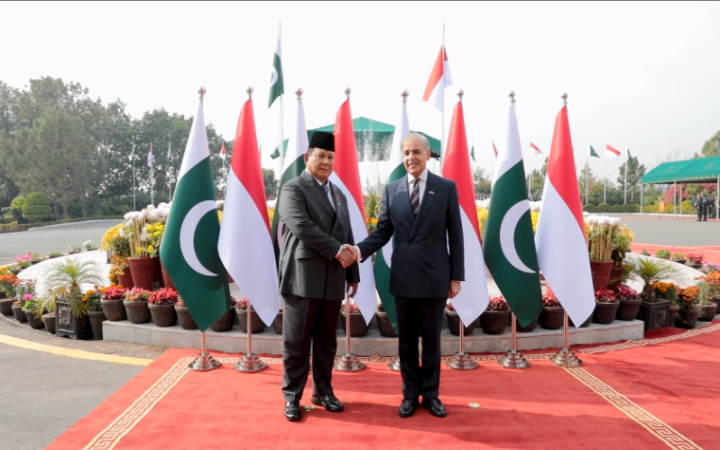 Presiden Republik Indonesia Prabowo Subianto dan Perdana Menteri Pakistan Muhammad Shehbaz Sharif dalam kunjungan resmi Presiden RI ke Pakistan, Selasa (9/12/2025).