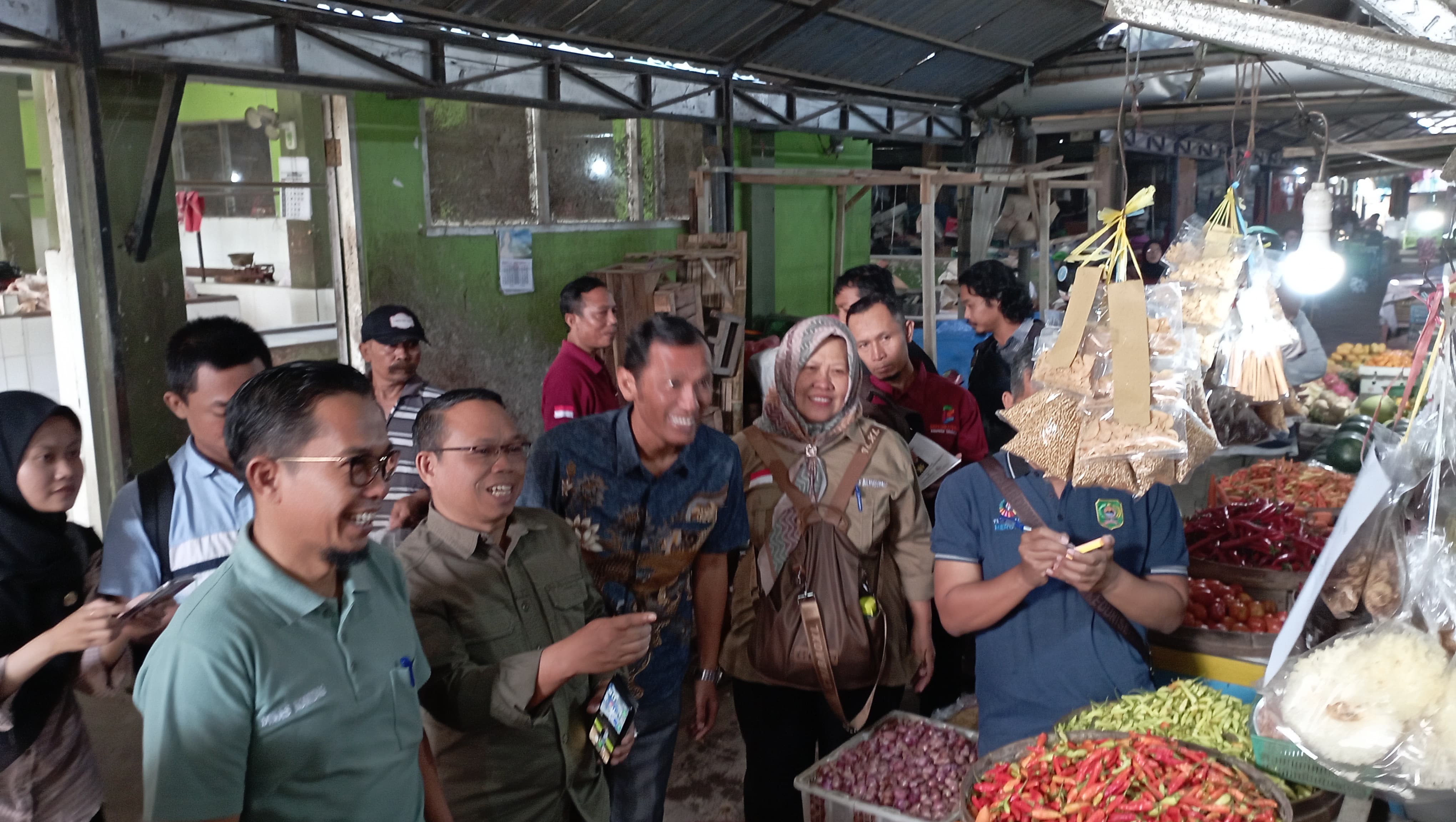Komisi II DPRD Trenggalek bersama pemerintah ketika memantau harga bahan pokok di Pasar Basah