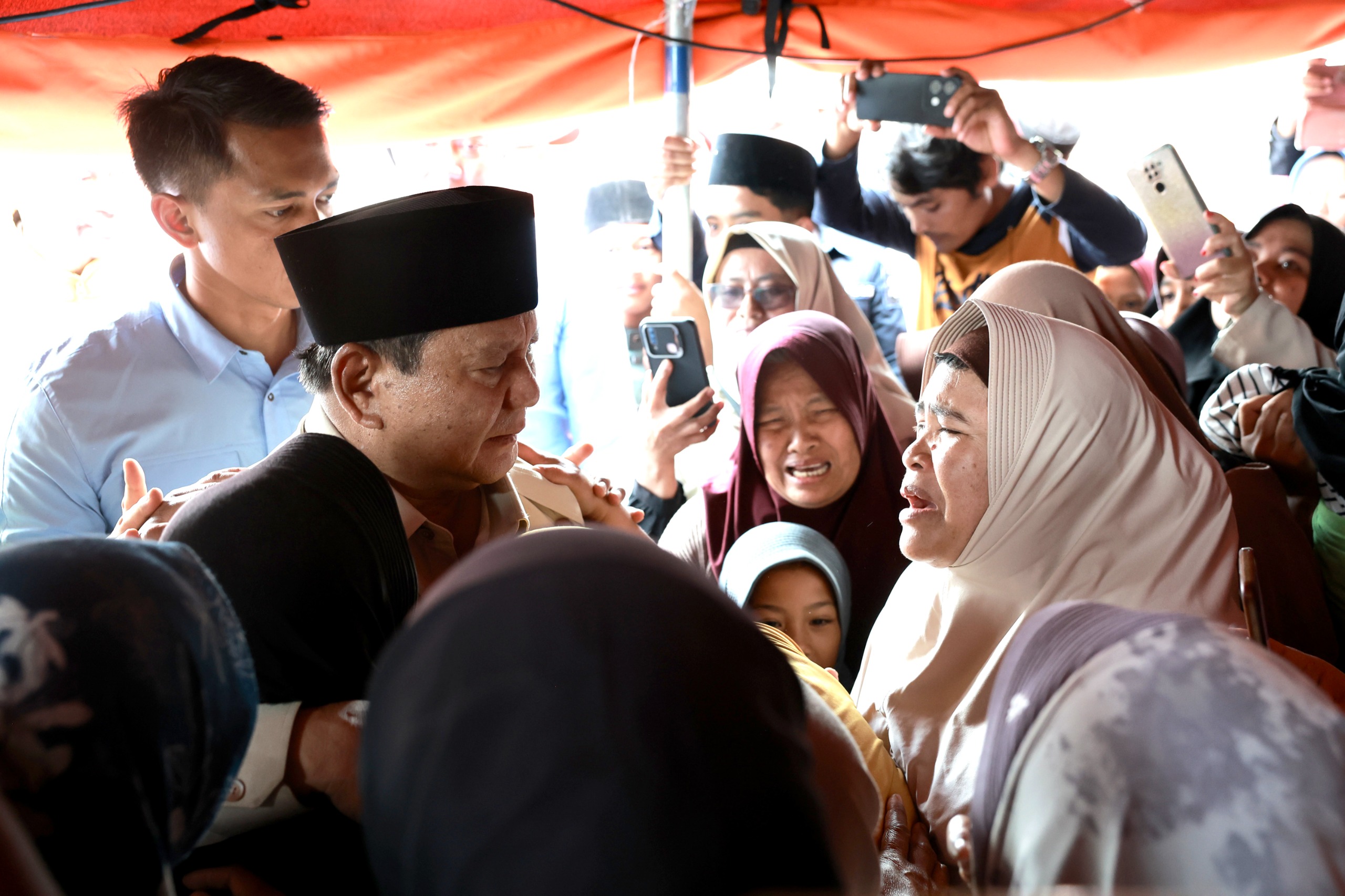 Presiden Prabowo ketika berkujung ke lokasi pengungsian para korban bencana banjir dan tanah longsor di Aceh, Jumat (12/12/2025).
