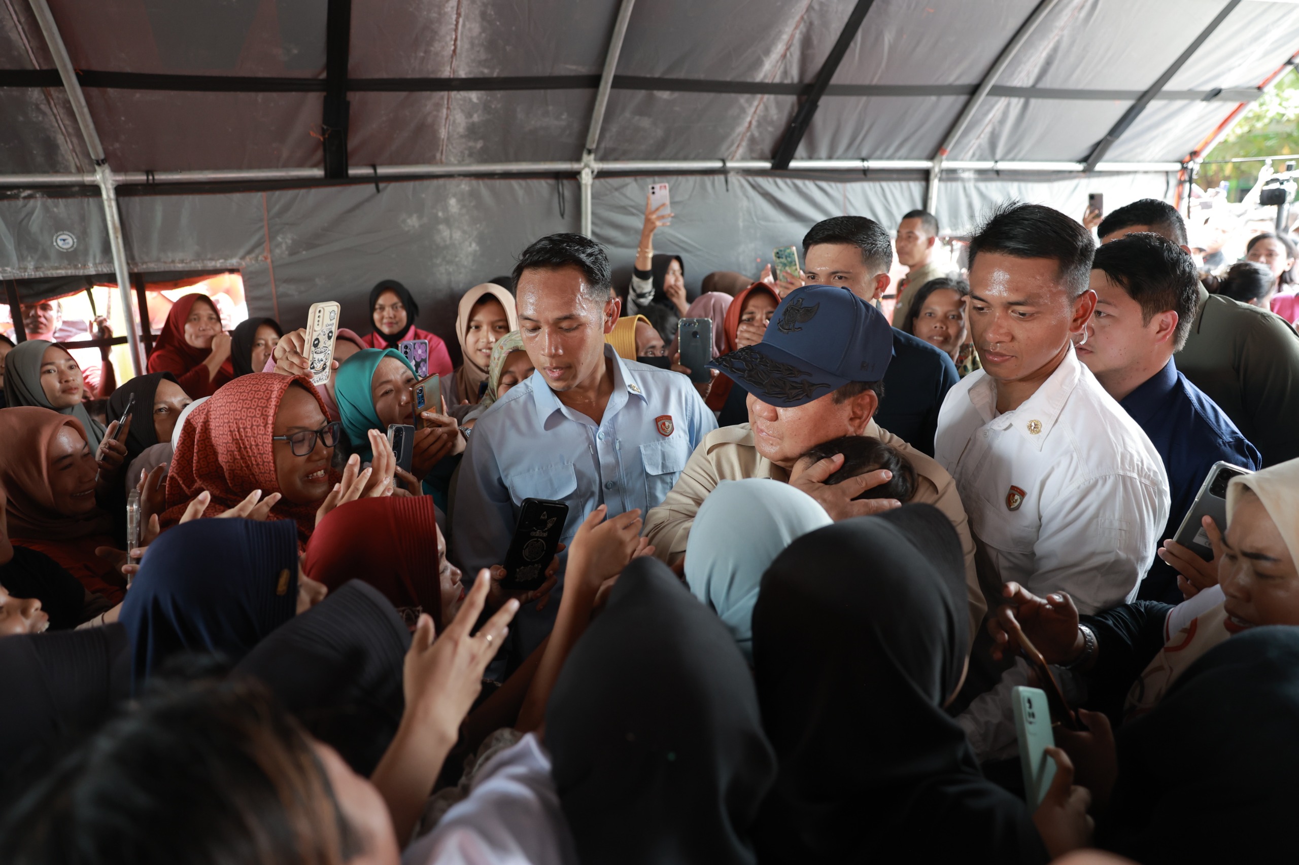 Presiden Republik Indonesia Prabowo Subianto hadir menengok langsung para korban terdampak bencana, termasuk anak-anak, di Aceh, Jumat (12/12/2-025).
